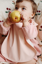 画像をギャラリービューアに読み込む, 2 PACK DINNER BIB WITH FRILL CHERRY / コンゲススロイドイド 2枚組スタイ お食事エプロン ベビー ビブ 赤ちゃん KS101354