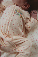 BASIC ZIP ONESIE GOTS - TEDDY COEUR / コンゲススロイド 新生児 前開き 長袖 ベビーオールインワン ピンクハート KS105901