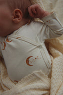 BASIC LS NEWBORN BODY GOTS / コンゲススロイド 新生児ベビー 長袖 前開きロンパース オーガニックコットン 三日月 KS106381